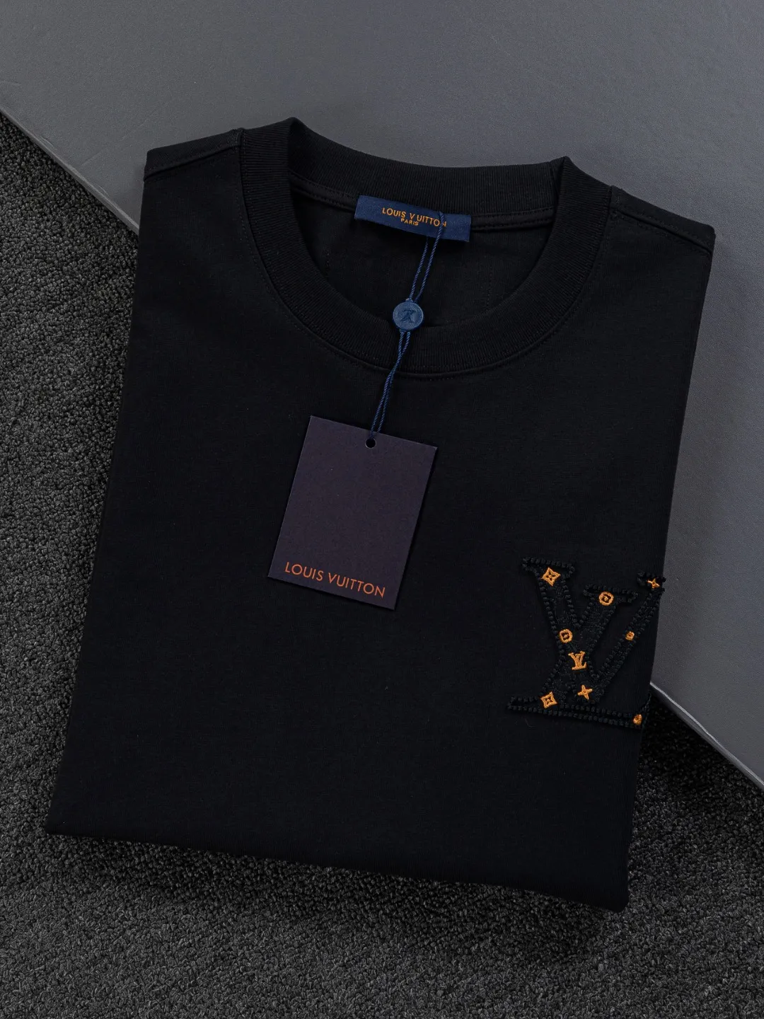 🅿️190 Louis Vuitton 1V LV micro-wide version S-XL LV 26ss New product counters are on the shelves at the same time Multiple craftsmanship Three-dimensional hollow gold dot letters embroidery on the chest🪡logo Large logo embroidery on the back hollow gold dot letters🪡logo Short-sleeved T-shirt Round neck short-sleeved T-shirt, the same style for men and women! Consigned to one-to-one creation. Synchronized with the official website, pure cotton fabrics at the counter! It is close to the skin and comfortable, durable and easy to wear. It has a classic and simple logo design and meticulous original craftsmanship. Short-sleeves, a must-have item for men, do not appear to be the same for the general public, but must be unique and eye-catching. This LV short-sleeve is all about quality, comfort, the same shape and fashion as always, including fabrics and cutting techniques. All of them have been made with great effort! 320 grams of washed pure cotton fabric, pure cotton is breathable, very refreshing and comfortable for daily wear. The rib knitting on the neckline is smooth and tight, and the neckline will not be skewed if you toss it at will. The loose version, you will find that it looks really good on the upper body. The overall is minimalist and neat, super versatile for daily use! Pair it casually with a pair of pants for a youthful look. A T-shirt will make your outfit crazy. It is a fashionable item that can never go wrong! Color: Black White Pink Size: S-XL Size chart: S: Shoulder width 50-Bust 56-Length 70 M: Shoulder width 52-Bust 57-Length 72 L: Shoulder width 54-Bust 59-Length 74 XL: Shoulder width 56-Bust 62-Length 76